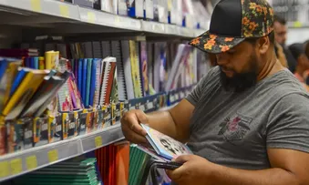 BRASILEIROS GASTAM R$ 45 BILHÕES COM LIVROS E MATERIAL ESCOLAR ANUALMENTE