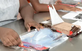 COM APOIO DA PREFEITURA, OFICINA GRATUITA DE OVOS DE PÁSCOA POSSIBILITA RENDA EXTRA PARA ALUNOS