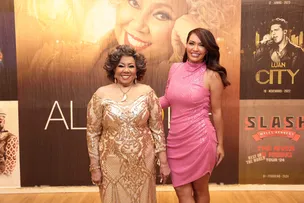 KARINAH BRILHA AO LADO DE ALCIONE EM SHOW NO RIO