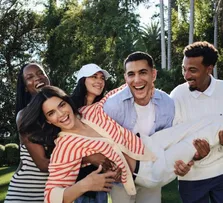 KENDALL JENNER E SEUS AMIGOS MAIS PRÓXIMOS ESTRELAM NOVA CAMPANHA DA TOMMY HILFIGER