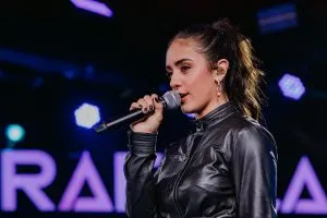 RAFAELA NEVES, REVELAÇÃO DA MÚSICA BRASILEIRA, LANÇA PRIMEIRO SINGLE "TÔ NEM AÍ"
