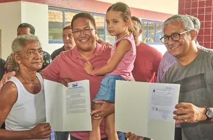 ITABUNA: PREFEITURA ENTREGA TÍTULOS DE PROPRIEDADE DO PROGRAMA MEU LUGAR A MORADORES DO JORGE AMADO
