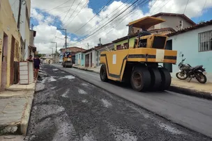 VITÓRIA DA CONQUISTA: PREFEITURA INTENSIFICA RECAPEAMENTO ASFÁLTICO NA RUA DAS PEDRINHAS