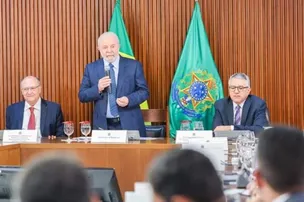 LULA REÚNE MINISTROS PARA DISCUTIR QUEDA DE POPULARIDADE