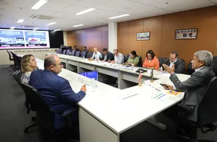 HASSAN REÚNE-SE COM GOVERNADOR E PREFEITOS EM BUSCA DE OBRAS E SERVIÇOS