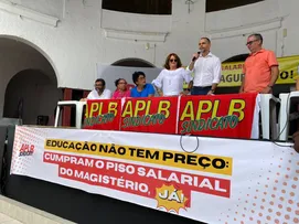AUGUSTO VASCONCELOS CRITICA SALÁRIO ABAIXO DO PISO NACIONAL PARA PROFESSORES