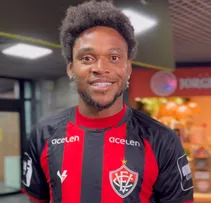 REFORÇO DO VITÓRIA, LUIZ ADRIANO DESEMBARCA EM SALVADOR E AVISA: "VIM PRA BUSCAR TÍTULOS"