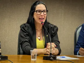 PL DE LUDMILLA FISCINA CRIA A POLÍTICA ESTADUAL DE PROTEÇÃO À PESSOA COM FIBROMIALGIA E CARTEIRA DE IDENTIFICAÇÃO