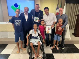 PRESIDENTE DA COMISSÃO DE COMBATE AO CÂNCER HOMENAGEIA LEO PRATES EM CERIMÔNIA NO GACC