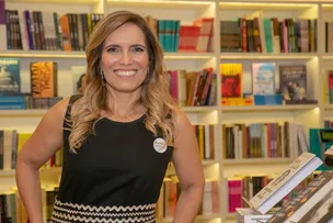 JORNALISTA BAIANA, MONIQUE MELO, RECEBE PRÊMIO MULHER NOTÁVEL