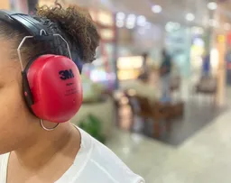 SHOPPING ITAIGARA DISPONIBILIZA ABAFADORES DE RUÍDOS PARA PESSOAS COM TRANSTORNO DO ESPECTRO AUTISTA