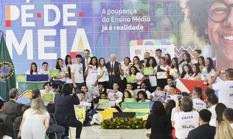 BRASIL TEM ETERNA DÍVIDA COM A EDUCAÇÃO, DIZ LULA