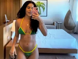 BELLA CAMPOS POSA DE BIQUÍNI E WEB RASGA  ELOGIOS: 'FRESQUINHA'