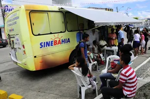 SINEBAHIA MÓVEL RELIZA SERVIÇOS GRATUITOS NO FAROL DA BARRA EM AÇÃO DO DIA DO TRABALHADOR