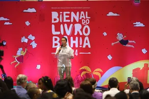 BIENAL DO LIVRO BAHIA: ESTUDANTES DA REDE ESTADUAL ENCONTRAM COM ESCRITOR ITAMAR VIEIRA JÚNIOR NO PRIMEIRO DIA DE EVENTO
