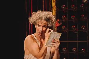 TEATRO GAMBOA TEM TEMPORADA DE PEÇA PREMIADA COM RELATO DE PERSONAGEM LGBTQIAPN+ AO LONGO DE MAIO