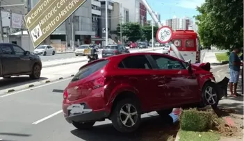 CARRO DESGOVERNADO SOBE EM PASSEIO E ATINGE POSTE NO ITAIGARA
