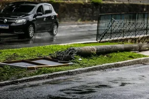 CARRO RODA NA PISTA E DERRUBA POSTE NO CANELA