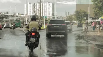 CHUVAS CAUSAM TRANSTORNOS NESTA SEGUNDA-FEIRA (15)