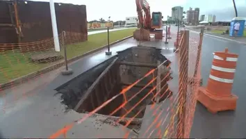 CRATERA NA AV. OCTÁVIO MANGABEIRA TEM MANUTENÇÃO INTERROMPIDA PELAS CHUVAS