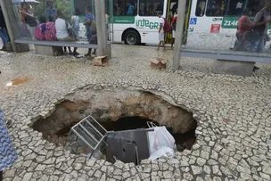 CRATERA SE ABRE EM CALÇADA NA BARRA E ENGOLE CARRINHO DE AMBULANTE; DUAS PESSOAS FICARAM FERIDAS