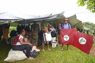 APÓS MARCHA, MST ACAMPA NO GRAMADO DO CAB