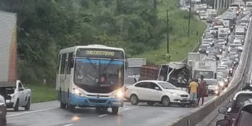 BATIDA ENTRE CAMINHÃO E CARRETA NA RODOVIA CIA-AEROPORTO DEIXA FERIDOS E GERA CONGESTIONAMENTO