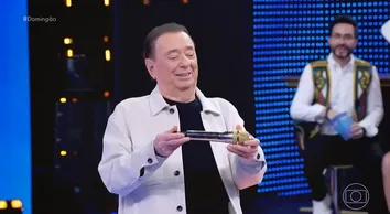 RAUL GIL SE EMOCIONA AO GANHAR HOMENAGEM NA GLOBO