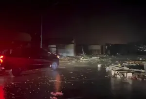 TORNADOS DEIXAM AO MENOS TRÊS MORTOS E DEZENAS DE FERIDOS NOS EUA