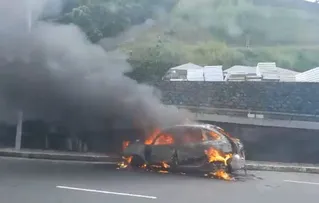 CARRO PEGA FOGO NA AV. BONOCÔ