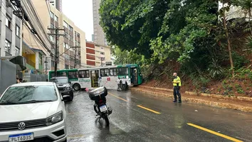 ÔNIBUS DERRAPA E FICA ATRAVESSADO NA PISTA NO MORRO DO GATO, EM ONDINA