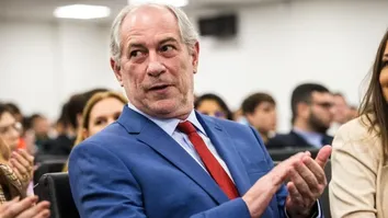 CIRO GOMES CHAMA SENADORA PETISTA DE ‘ASSESSORA DE ASSUNTOS DE CAMA’