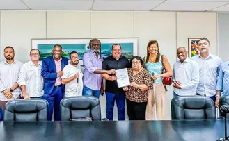 GERALDO JÚNIOR RECEBE DOCUMENTO DO PSB COM PROPOSTAS PARA SALVADOR