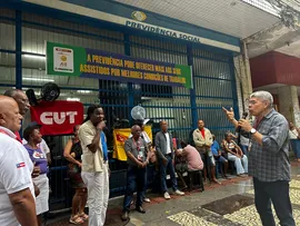 EM SALVADOR, SERVIDORES DA PREVIDÊNCIA LEVAM VENTILADORES EM PROTESTO CONTRA AS CONDIÇÕES DE TRABALHO NAS AGÊNCIAS DO INSS