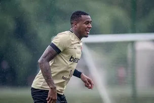 DURANTE PASSAGEM POR SALVADOR, DORIVAL JÚNIOR OBSERVA VOLANTE DUDU DO VITÓRIA