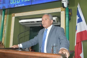 TÉO SENNA CRITICA EMBASA POR DEIXAR COLÉGIO EM SÃO MARCOS HÁ 15 DIAS SEM AULA POR FALTA DE ÁGUA