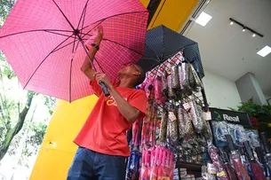 ECONOMIA DA CHUVA: VENDAS DE GUARDA-CHUVA E CAPAS SOBEM EM SALVADOR