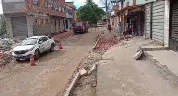 VIA QUE DÁ ACESSO A ESTRADA DO DERBA É INTERDITADA DEVIDO OBRA DA EMBASA