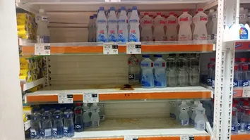 ÚLTIMAS GARRAFAS DE ÁLCOOL 70% SÃO VENDIDAS EM SUPERMERCADOS E FEIRAS