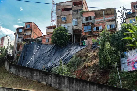 LIMPURB REFORÇA INSTALAÇÃO DE LONAS EM ÁREAS DE RISCO DE SALVADOR NO PERÍODO DAS CHUVAS