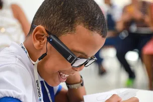 ALUNOS E PROFESSORES DA REDE MUNICIPAL DE ENSINO RECEBEM ÓCULOS DIGITAIS DE LEITURA