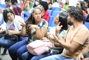 EDUCADORES DA REDE MUNICIPAL PASSAM POR FORMAÇÃO SOBRE ALFABETIZAÇÃO E LETRAMENTO PARA SURDOS