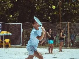ATLETAS BAIANOS DISPUTAM TÍTULO INTERNACIONAL DE BEACH TENNIS
