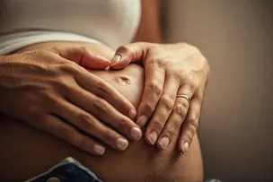 FALTA DE APOIO E INFLEXIBILIDADE ESTÃO ENTRE AS RAZÕES QUE AFASTAM MULHERES QUE VIVEM A MATERNIDADE DO MERCADO DE TRABALHO