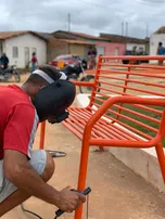 OBRAS DE CONSTRUÇÃO DA PRAÇA DA LIBERDADE AVANÇAM COM INSTALAÇÃO DE PERGOLADOS, GRAMAS E BANCOS EM UTINGA;