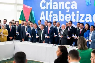 JERÔNIMO SE REÚNE COM LULA E CAMILO SANTANA PARA TRATAR DE NOVA POLÍTICA DE ALFABETIZAÇÃO