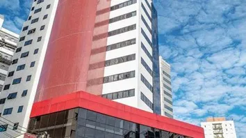 EDIFÍCIO EMPRESARIAL NA AV. TANCREDO NEVES PEGA FOGO E PRECISA SER EVACUADO