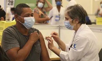 IBGE: 4 EM CADA 10 PESSOAS DE 5 ANOS OU MAIS NA BAHIA AINDA NÃO TINHAM TOMADO TODAS AS DOSES DA VACINA CONTRA COVID-19