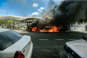 ÔNIBUS PEGA FOGO NO BAIRRO DO COMÉRCIO, EM SALVADOR