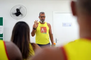 CENTRAL DE ACESSIBILIDADE DE SALVADOR FORMA PRIMEIRA TURMA DE SALVA-VIDAS EM LIBRAS